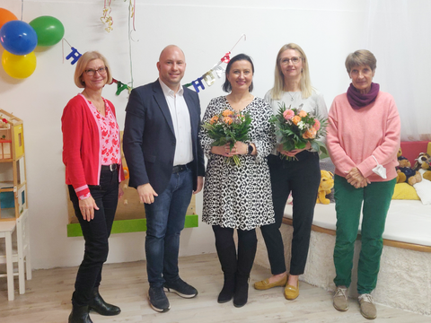 v.l.n.r. Elena Janako (Leitung Fachteam Jugendamt), Alexander Ewers (Familien- und Jugendstadtrat), Katarzyna Reiber (Tagesmutter), Dorota Orland (Tagesmutter), Monika Bierbaum-Luttermann (pädagogische Leitung Haus Conradshöhe) (Bild: BA Reinickendorf)