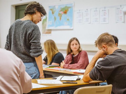 Unterrichtsszene mit Kursleiterin Alicia Villasenor