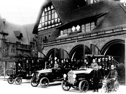 uniformierte Feuerwehrmänner vor alter Feuerwache Niederschöneweide