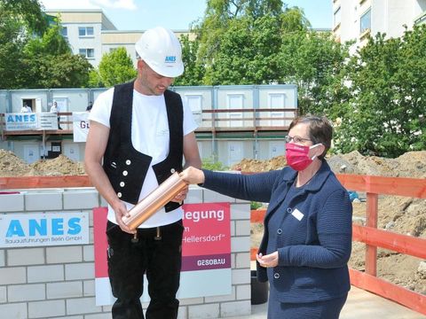 Grundsteinlegung Quartier Stadtgut Hellersdorf - Dagmar Pohle legt Münzen in die Zeitkapsel
