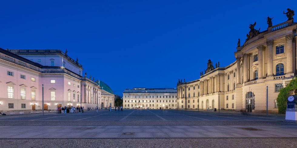 Beleuchtung auf dem Bebelplatz in Lichtszene 1 (bis 23 Uhr): Blick in Richtung Behrenstraße
