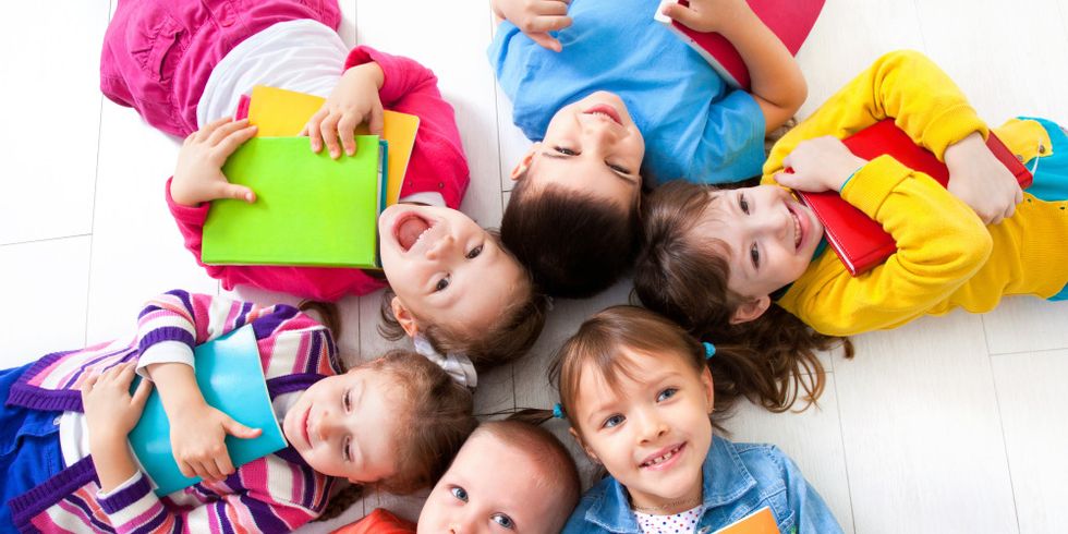 Kinder liegend im Kreis