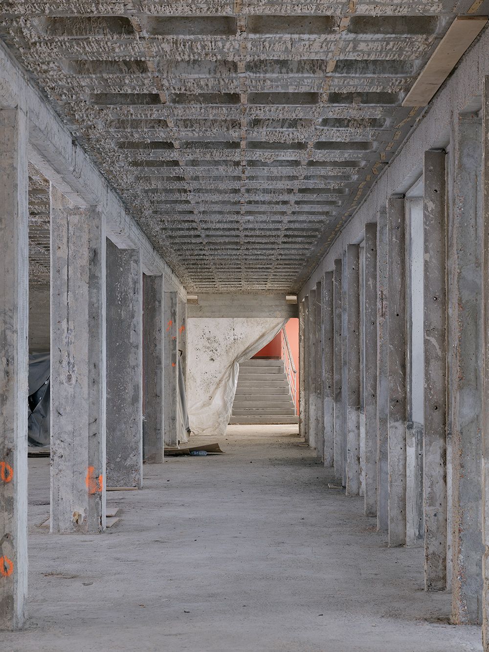 Blick in den Flur im Haus 4 während der Sanierung, Juli 2021