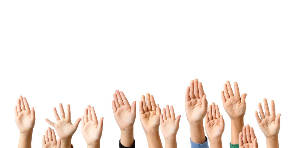 Erhobene Kinderhände, die abstimmen.jpeg