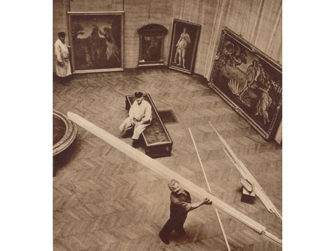 Jean Gallotti, “L’Exposition d’art italien s’installe au Petit-Palais. Un reportage sensationnel et exclusif de Vu . . . ” (Detail). From: Vu 373, May 8, 1935, Photo Gaston Paris