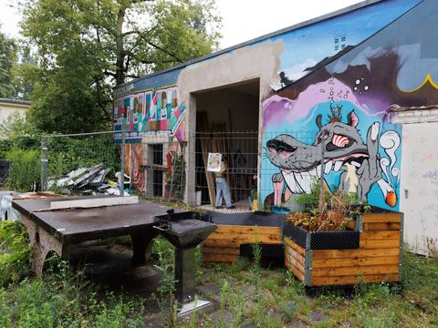 Derzeitiger Blick auf die Rückseite der Garage und das Gartengrundstück.