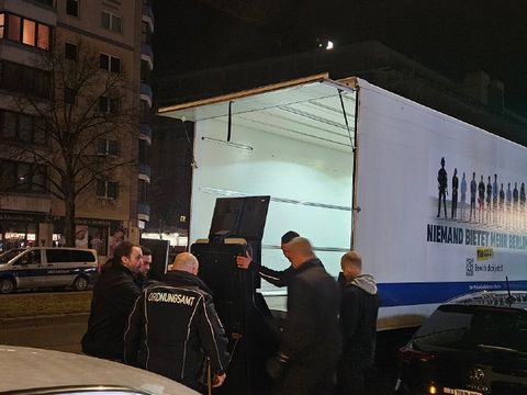 Große LKW standen für den Abtransport der beschlagnahmten Geräte am Straßenrand bereit