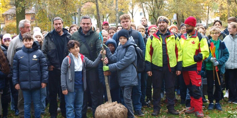 Gruppenfoto zur gemeinsamen Pflanzaktion im Zehlendorfer Erlenbusch