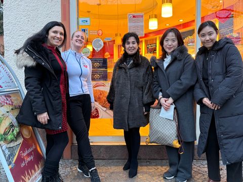 im Bild von links: Einsamkeitsbeauftragte Katharina Schulz, Geschäftsführerin Mareike Seefluth (Bäckerei Laufer), Bezirksbürgermeisterin Emine Demirbüken-Wegner sowie Reporterin und Übersetzerin vom Sender KBS. (Bild: BA Rdf)