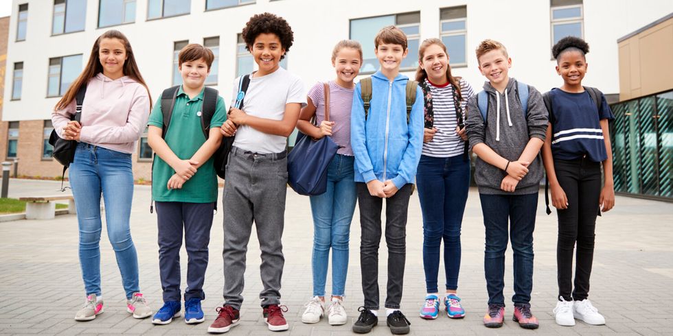 Schüler und Schülerinnen vor der Schule
