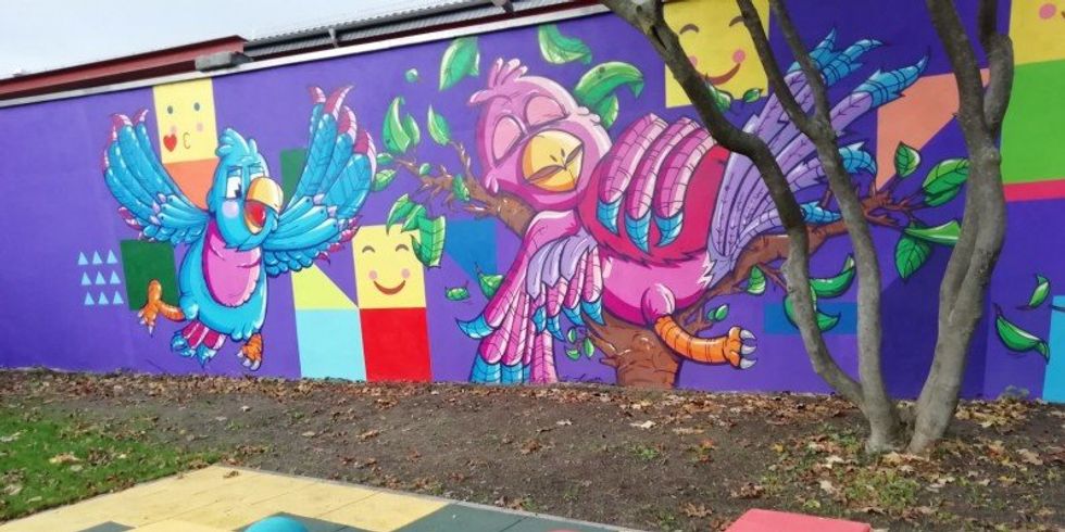 Graffiti auf einer Mauer auf dem neuen Spielplatz in der Wassermannstraße