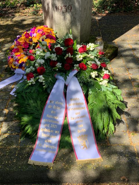 Gedenkkranz zum Tag der Befreiung am Kriegsgräberfriedhof in der Wilsnacker Straße