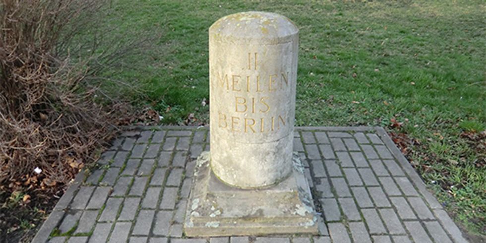 Historischer Meilenstein an der Straße Alt-Mahlsdorf