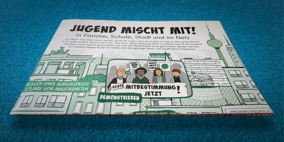 Titelseite des Plakats »Jugend mischt mit! In Familie, Schule, Stadt und im Netz« mit einer gezeichneten Ansicht von Berliner Gebäuden und einer Gruppe demonstrierender Jugendliche, die ein Banner mit der Aufschrift "Beteiligung jestzt" hochhalten
