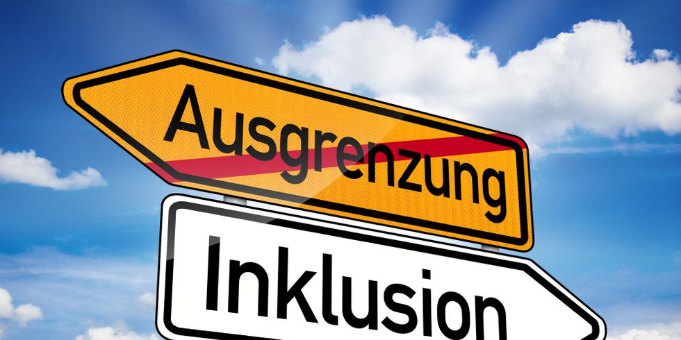 Zwei Hinweisschilder mit den Schriftzügen Ausgrenzung und Inklusion