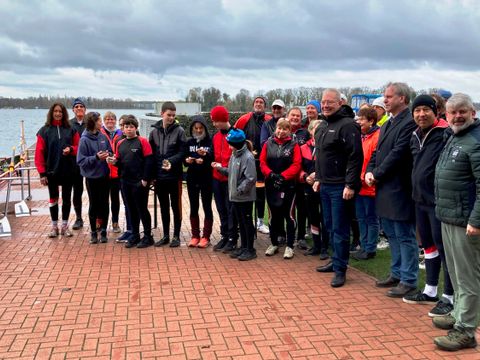 Vereinsmitglieder und Harald Muschner mit der „Müggelsee“ kurz vor ihrer ersten Fahrt (Bild: BA Reinickendorf)