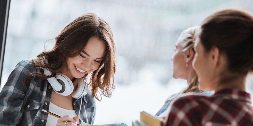 Drei junge Frauen im Gespräch