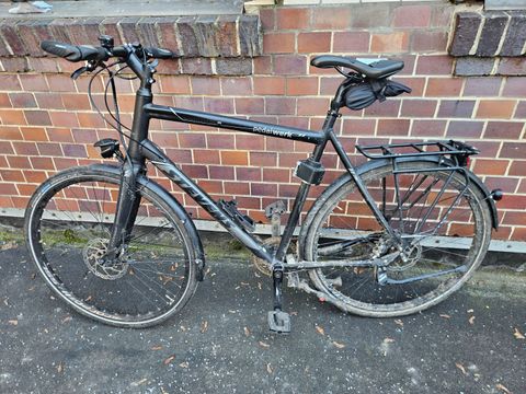 Graues Trekkingfahrrad
