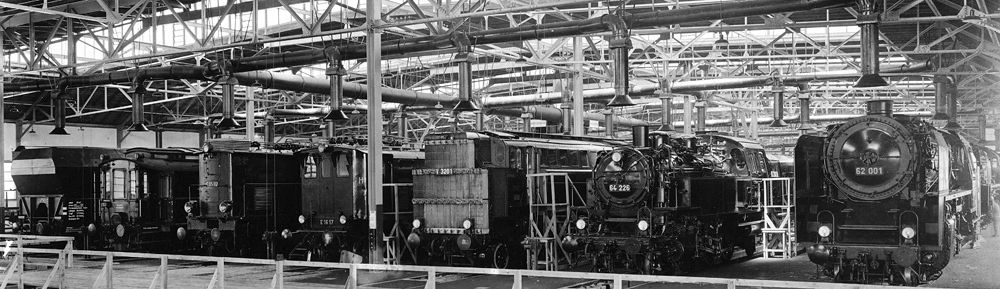 Auf der Zweiten Weltkraftkonferenz in Berlin 1930 wurden in der Lokhalle des Verschiebebahnhofs Tempelhof die neuesten Fahrzeugentwicklungen präsentiert. An der Hallendecke gab es eine Rauchabsauganlage. (Bild: Sammlung Carl Asmus)