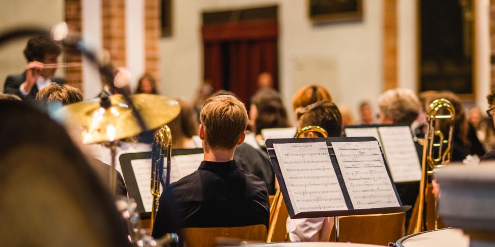 Blasorchester in einer Kirche