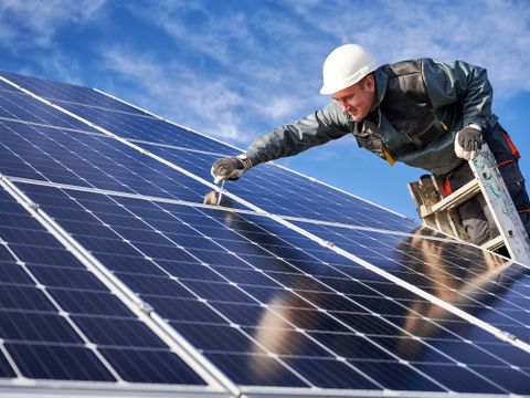 Photovoltaik-Anlage wird aufgebaut.