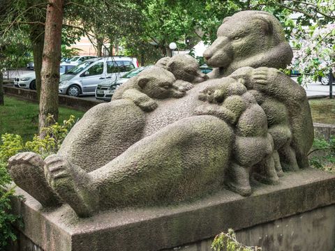 "Säugende Bärin" von Hugo Lederer (1871-1940), ursprünglich neben dem Rathaus (Bild: Friedhelm Hoffmann)