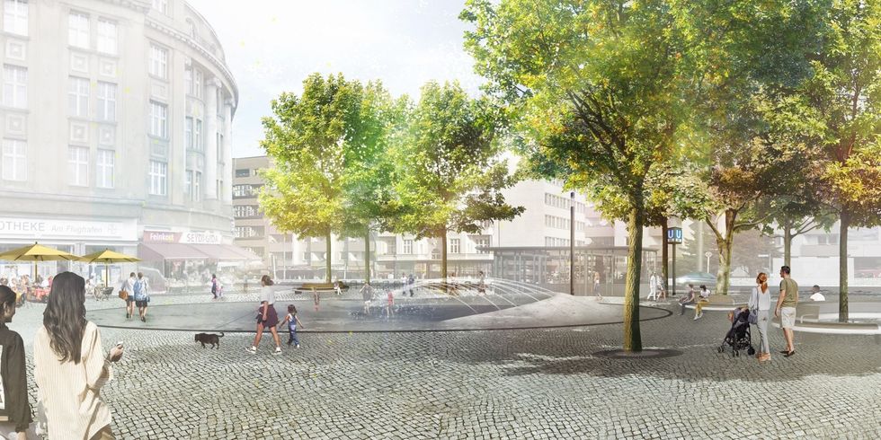 Auf einem Platz sind Menschen, Bäume und ein Brunnen.