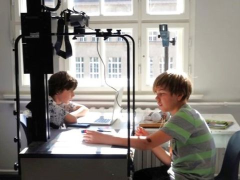Trickfilm: Zwei Kinder sitzen am Tricktisch und machen Aufnahmen für einen Animationsfilm. (Bild: © Jugendkunstschule Pankow)