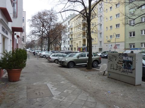 Gehweg vor dem Haus Pariser Str. 14a mit der Gedenktafel für Annedore Leber, 27.2.2013, Foto: KHMM