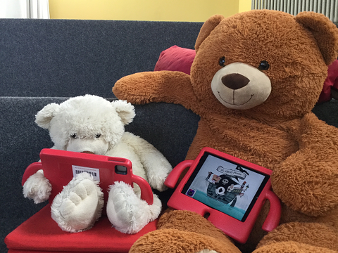 Zwei Kuschelbären mit iPad