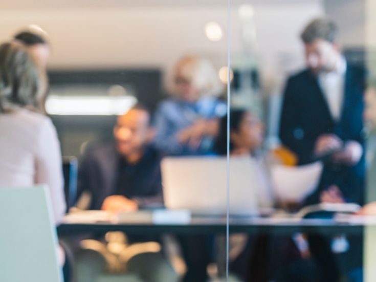 Blick durch eine Glasscheibe in ein Büro
