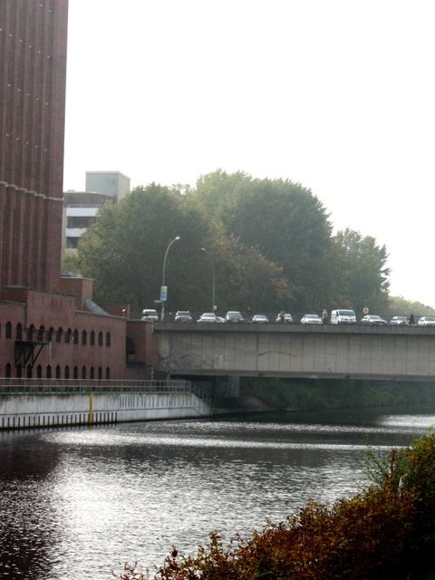 Bei einem Blick entlang des Teltow-Kanals lässt sich auch der an der Stubenrauchbrücke angebrachte U-Bahntunnel erkennen.