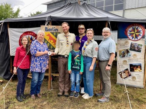 (v.l.n.r) Andrea Behnke (Bündnis 90/Die Grünen), Kerstin Köppen (BVV-Vorsteherin), Florian Roubal (Stammleiter), ein Pfadfinder, André Hardtke (Stammwart), Sky Riegraf (Stammwart), Detlef Trappe (CDU) (Bild: BA Reinickendorf)