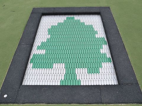 Mehrfache Übergabe Grundschule am Bürgerpark - Trampolin mit Schullogo