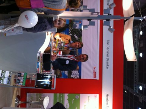 Präsentation von Infomaterial aus Steglitz-Zehlendorf am Bezirkscounter der ITB