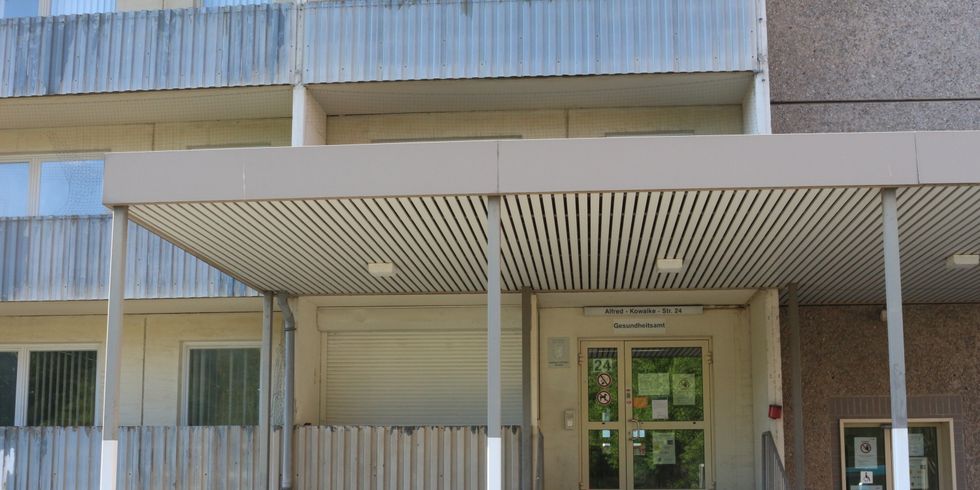 Vorderansicht mit Eingangsbereich des Dienstgebäudes Gesundheitsamt in der Alfred-Kowalke-Straße