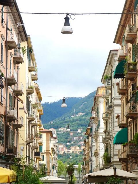 Straße mit Blick auf die Berge