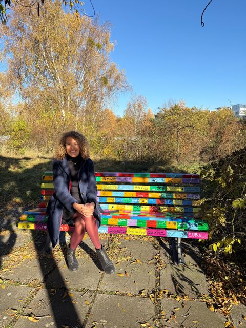 Bezirksstadträtin Leistner freut sich über die bunte Bank (Bild: BA-TK)