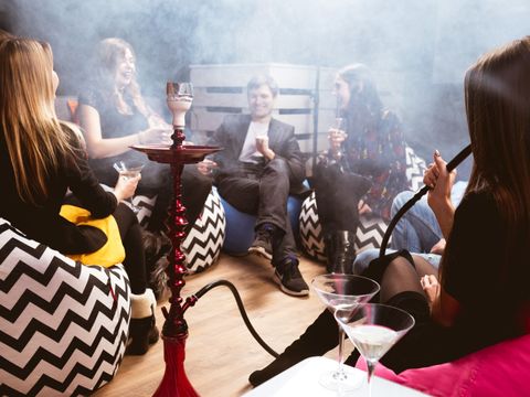 Eine Gruppe feiert in einer Shisha-Club-Bar.