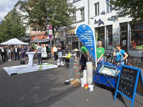 Am Lastenrad der Initiative "Alles im Fluss" starteten die Cleans Ups mit Eimer und Greifarm mit dem Fokus auf Kronkorken und Zigarettenkippen