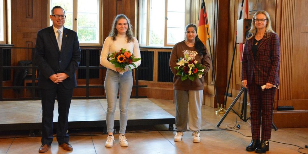 Mädchenpreisverleihung 2021 (v.l.n.r.) BzBm Igel, Rebecca Haschke, Maria Kaiser, Gleichstellungsbeauftragte Anke Armbrust
