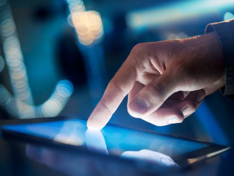 Finger wischt über Tablet