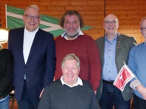 Bezirksstadtrat Harald Muschner (2. von links) mit dem Vorstand des BSV-Revier Tegel (Bild: BA Reinickendorf)