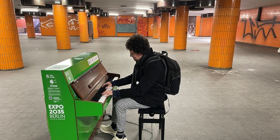 Pianist Thomas Krüger am Klavier im Messedammtunnel.