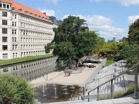 Freitreppe und Fontänenfeld an der Sonnenbrücke Nord