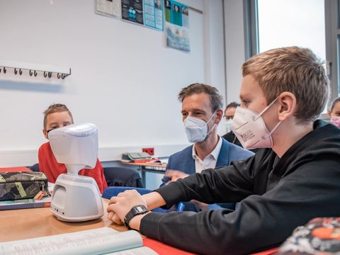 Bezirksbürgemeister Gordon Lemm mit Schüler und dem Avatar