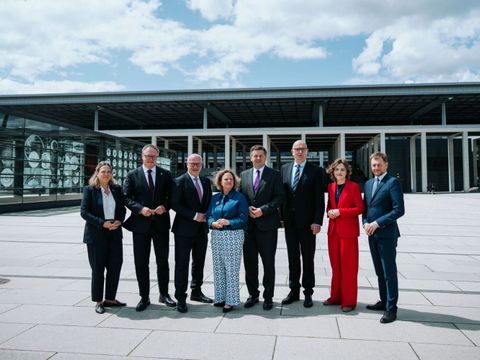 Gruppenbild der Ministerpräsidenten der ostdeutschen Bundesländer bei der MPK-Ost sowie der Ostbeauftragten Elisabeth Kaiser