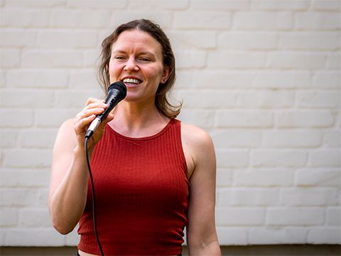 Kursleiterin Myriam Brigmann singt