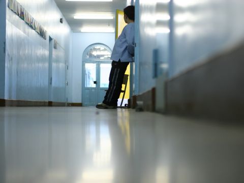 Schüler steht im Schulflur