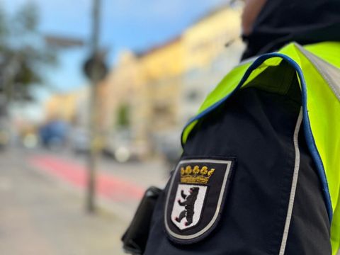 Ordnungsamtmitarbeiterin mit Berlinerbär